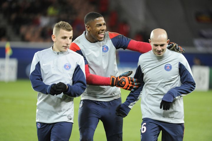 Mike Maignan avec ses anciens partenaires parisiens Christophe Jallet (à droite) et Lucas Digne (à gauche) (JEAN MARIE HERVIO / DPPI MEDIA)