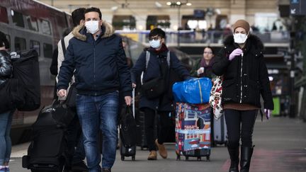 Des passagers d'un train portent un masque de protection. Photo d'illustration. (MAXPPP)