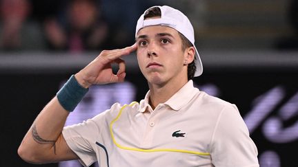 Le Français Arthur Cazaux, 21 ans et 122e mondial, peut savourer : il vient de battre le prodige danois et 8e à l'ATP, Holger Rune, à l'occasion du deuxième tour de l'Open d'Australie, le 18 janvier 2024. (WILLIAM WEST / AFP)