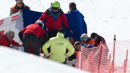 L'&eacute;quipe m&eacute;dicale a tent&eacute; de r&eacute;animer le Canadien&nbsp;Nick Zoricic qui a quitt&eacute; la piste &agrave; la sortie d'un saut et est retomb&eacute; dans les filets de s&eacute;curit&eacute;, le 10 mars 2012 &agrave;&nbsp;&agrave; Grindelwald en Suisse. (SAMUEL TRUEMPY / AP / SIPA)