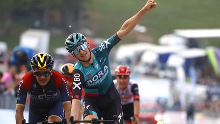 L'Australien&nbsp;Jai Hindley remporte la victoire au sprint lors de la 9e étape du Tour d'Italie devant Romain Bardet et Richard Carapaz, le 15 mai 2022. (LUCA BETTINI / AFP)