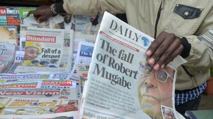 La une des journaux consacrées à la "chute de Robert Mugabe", à Nairobi (Kenya), le 16 novembre 2017.&nbsp; (SIMON MAINA / AFP)