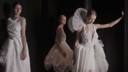 Ces silhouettes utilisent toute la gamme des savoir-faire de la couture : corseté, délié, déchiré, drapé, froncé, moulé, imprimé, incrusté, de plumes et strass, sans oublier les matières, dentelle, soie, sisal, crin, tulle, coton, matières techniques, brodées, plissées, tissées et peintes…
 (Victoire Avril)