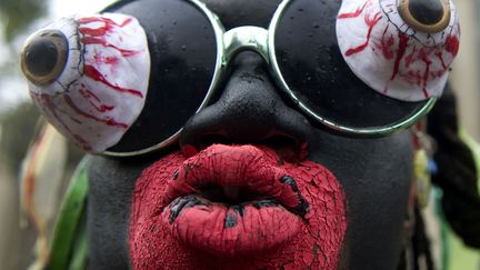 Un artiste colombien sur la plaza Botero &agrave; Medellin (Coliombie), le 15 d&eacute;cembre 2011. (RAUL ARBOLEDA / AFP)