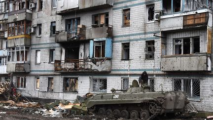 Un combattant s&eacute;paratiste pro-russe pr&eacute;pare des munitions sur le toit de son char &agrave; l'a&eacute;roport de Donetsk (Ukraine), le 7 f&eacute;vrier 2015. (DOMINIQUE FAGET / AFP)