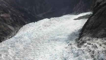 
Le pays voit son glacier le plus célèbre perdre de son volume un peu plus chaque jour, avec un recul de 800 mètres en 10 ans.
 (CAPTURE ECRAN FRANCE 2)