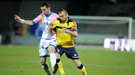 Cedric Barbosa (Evian) à la lutte avec David Sauget (Sochaux)