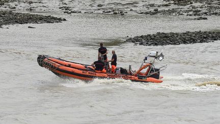 Des plongeurs des sapeurs-pompiers lors des recherches sur la Loire pour retrouver Steve Caniço, le 20 juillet 2019 à Nantes (SEBASTIEN SALOM-GOMIS / AFP)