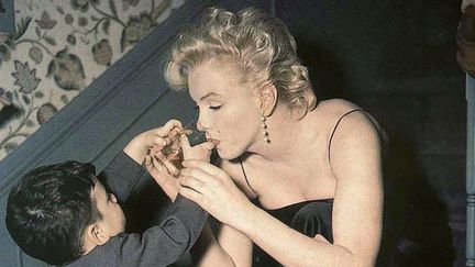 Marilyn et le petit Joshua Greene, fils du photographe Milton Greene à l'origine de la photo. (PHOTOGRAPHED BY MILTON H. GREENE © 2019 JOSHUA GREENE WWW.ARCHIVEIMAGES.COM)