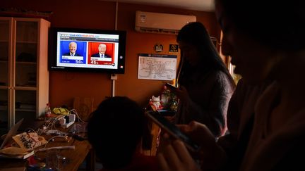 Des étudiants chinois qui étudient aux Etats-Unis suivent l'élection américaine dans un appartement à Pékin, le 4 novembre 2020 (photo d'illustration). (GREG BAKER / AFP)