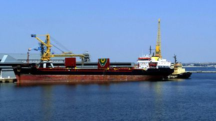 Le bateau "Kubrosli Y" chargé de céréales quitte le port d'Odessa (Ukraine), le 19 octobre 2022.&nbsp; (YULII ZOZULIA / NURPHOTO / AFP)