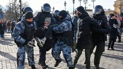 Des agents de la police anti-émeute&nbsp;interpellent un participant à&nbsp;une manifestation&nbsp;contre l'opération militaire de la Russie en Ukraine, à Moscou, dimanche 6 mars 2022. (EVGENY ODINOKOV / SPUTNIK / AFP)