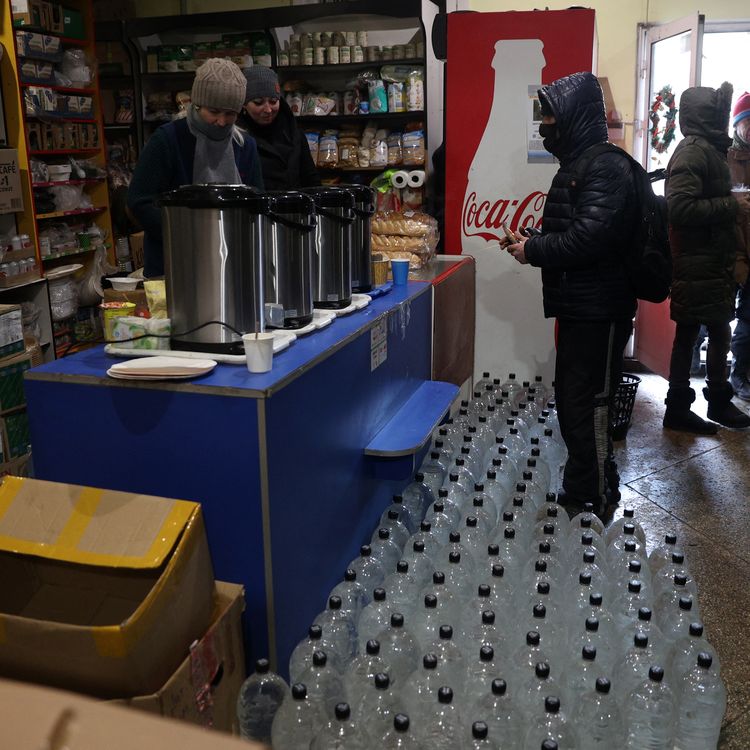 Einwohner von Pakmutin in der Region Donezk in der Ostukraine versammeln sich an einem Ort. "Unbesiegbare Mitte" Organisiert von Freiwilligen, 17. Januar 2023. (ANATOLII STEPANOV / AFP)