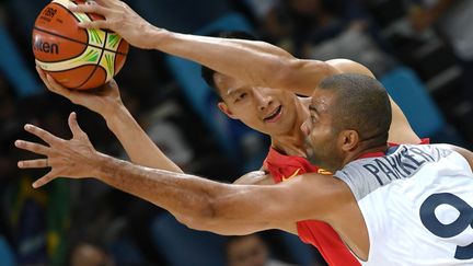 Tony Parker en défense sur le Chinois Li Jianlian