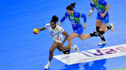 Estelle Nze Minko face à la Slovénie lors du Mondial de handball, dimanche 5 décembre 2021. (PAU BARRENA / AFP)