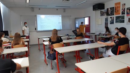 Des élèves de 3e au lycée Camus à Nimes (Gard). (SYLVIE DUCHESNE / FRANCE-BLEU GARD LOZÈRE)