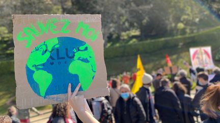 Marche pour le climat à Niort (Deux-Sèvres) pour demander une vraie loi climat et dénoncer le "détricotage" des propositions de la convention citoyenne pour le climat. 28 mars 2021. (NOÉMIE GUILLOTIN / FRANCE-BLEU POITOU)