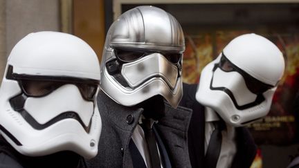 Des fans de Star Wars coiffés de casques de stormtroopers à la première séance du Réveil de la Force, mercredi au cinéma Le Rex à Paris.
 (Alain Jocard / AFP)