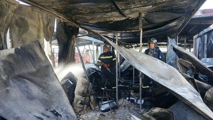 Grèce : des migrants mettent le feu à des conteneurs d'un camp surchargé de l'île de Lesbos