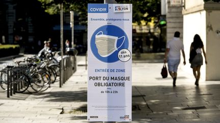 Une pancarte indique que le port du masque est obligatoire dans une rue de Lyon le 21 août 2020. (MAXPPP)