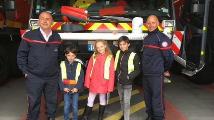 Vincent ROBERT, chef des pompiers aéronautiques de l'aéroport Charles de Gaulle et ses équipes accueillent Tom, Norah et Clarence pour leur faire découvrir leur métier. (INGRID POHU / RADIO FRANCE)