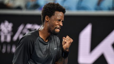 Gaël Monfils lors de son deuxième tour&nbsp;à&nbsp;l'Open d'Australie,&nbsp;face à&nbsp;Alexander Bublik, le 19 janvier 2022. (PAUL CROCK / AFP)