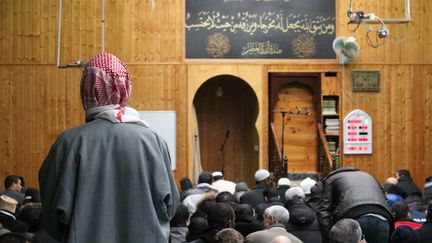 Des musulmans prient &agrave; la mosqu&eacute;e Adda'wa, dans le 19e arrondissement de Paris, le 9 janvier 2015. (BENOIT ZAGDOUN / FRANCETV INFO)