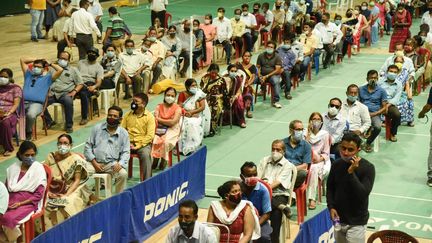 Des personnes attendent pour se faire vacciner dans le stade de Guwahati, en Inde, le 23 avril 2021.&nbsp; (DAVID TALUKDAR / NURPHOTO / AFP)