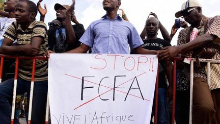 Manifestation contre le CFA, le 16 septembre 2017, à Dakar place de la Nation.&nbsp; (Seyllou/AFP)