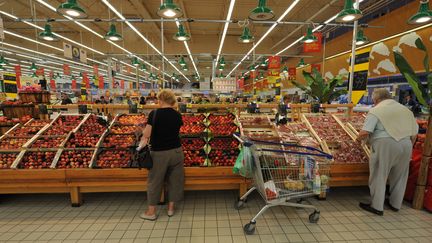 En plus de la loi pouvoir d'achat, le gouvernement souhaite accorder un chèque alimentaire, d'au moins 100 euros, aux ménages les plus modestes. En direct de Matignon, lundi 27 juin, le journaliste Julien Nény fait le point sur le dispositif. &nbsp; (MYCHELE DANIAU / AFP)