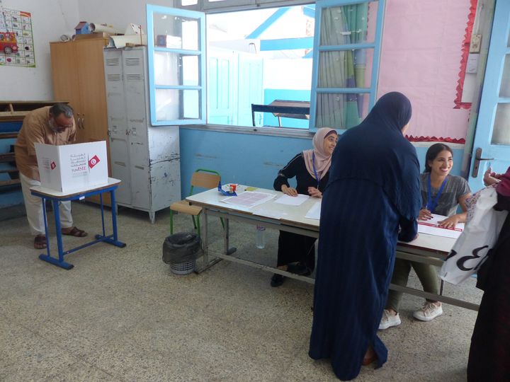 Dans un bureau de vote de la banlieue de Tunis, le 13 octobre 2019, pour le 2e tour de l'élection présidentielle (FTV - Laurent Ribadeau Dumas)