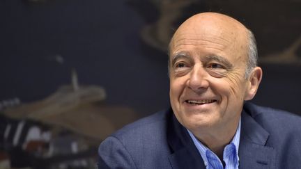 Alain Juppé, candidat à la primaire de la droite et favori des sondages, en visite à&nbsp;Saint-Gilles-Croix-de-Vie (Vendée), le 4 mai 2016. (LOIC VENANCE / AFP)