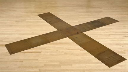 Autre artiste minimaliste, Carl Andre (né en 1935) utilise des matériaux ordinaires, briques, pierres, métaux, qu'il pose au sol sans les fixer définitivement. Il invite le spectateur à aborder ses œuvres de multiples points de vue, à marcher sur ses carrelages de cuivre et de zinc. Ici, "Parisite", 1984 (San Francisco Museum of Modern Art, don d'Anthony Meier Fine arts, San Francisco, et de Perry Rubenstein, New York)
 (Adagp, Paris 2015 © SFMOMA / photo Ben Blackwell)