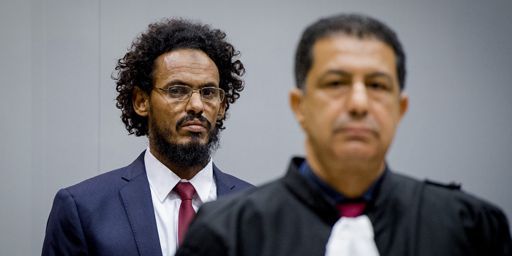 Ahmad al-Faqi al-Mahdi, accusé de crimes de guerre pour la destruction de monuments anciens à Tombouctou (nord du Mali), pénètre dans la salle du tribunal de la Cour Pénale Internationale (CPI) à La Haye le 30 septembre 2015. (Reuters)