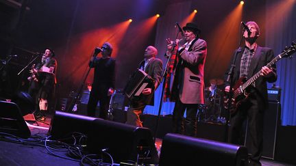 Darryl Hunt, bassiste de The Pogues et situé à droite de la photo, lors d'un concert au Terminal 5, le 15 mars 2011, à New York. (THEO WARGO / GETTY IMAGES NORTH AMERICA)