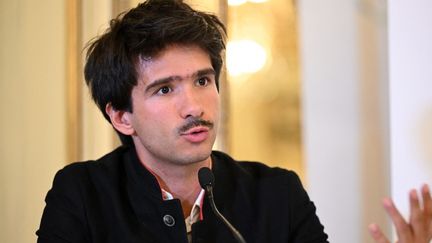 L'avocat franco-espagnol Juan Branco lors d'une conférence de presse, à Paris, le 17 juin 2022. (BERTRAND GUAY / AFP)