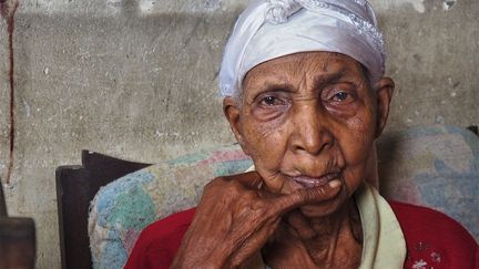 Les survivants de cette époque comme Agostinha Lopez Vaz, 91 ans sont de plus en plus rares. Elle raconte à l’AFP&nbsp;: "Je suis partie pour trois ans, je ne pouvais imaginer que je ne reviendrais pas". La vieille femme se remémore la mort de son mari, de sa mère, la détresse et la solitude au Cap-Vert touché par les sécheresses et la famine, le bateau qui l'emmène dans les années 60 avec son jeune fils jusqu'au rivage de Sao Tomé… Pour son fils âgé aujourd’hui de 55 ans, les images du Cap-Vert sont plus fugaces. Quelques bribes d'un pays qu'il a à peine connu et qu'il rêve de découvrir. "Mais le billet coûte cher, plusieurs centaines d'euros" confie-t-il à l’AFP. (ADRIEN MAROTTE / AFP)