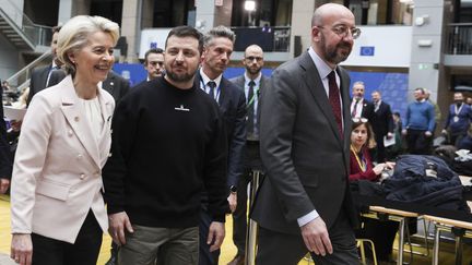 Le président ukrainien Volodymyr Zelensky avec Ursula von der Leyen et Charles Michel au Parlement européen de Bruxelles le 9 février 2023 (NICOLAS LANDEMARD / LE PICTORIUM / MAXPPP)