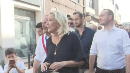 Marine Le Pen a fait sa rentrée politique dans son fief d’Hénin-Beaumont (Pas-de-Calais), dimanche 10 septembre. La cheffe de file des députés RN mise toujours sur une stratégie de pondération. (franceinfo)