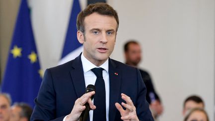 Le président français Emmanuel Macron lors d'un débat à Pau (Pyrénées-Atlantiques) le 18 mars 2022. (LUDOVIC MARIN / AFP)