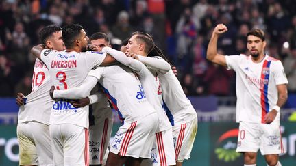 La joie lyonnaise après leur ouverture du score sur penalty face à Monaco, le 16 octobre au Groupama Stadium.&nbsp; (PHILIPPE DESMAZES / AFP)