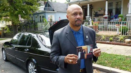 Neill Franklin, ex-officier de police, devant la maison où son équipier a été abattu devant ses yeux par un dealer, montre une photo de son collègue et de lui.

Neill Franklin a passé 32 ans à la brigade des stups, notamment comme agent infiltré. Après la mort de son partenaire, il a quitté la police.

Dorénavant, il milite pour la légalisation de la drogue, ce qui permettra, selon lui, de baisser la violence qui découle du trafic et de limiter les morts qui y sont associés. (Stéphane Dubun)