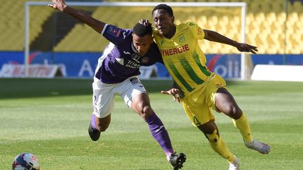 Le défenseur toulousain Kelvin Amian à la lutte avec le Nantais Charles Traoré, le 30 mai 2021. (SEBASTIEN SALOM-GOMIS / AFP)