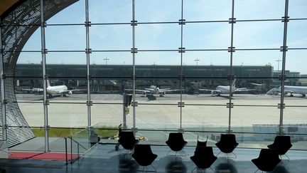 Une vue du tarmac à l'aéroport Charles de Gaulle à Roissy, le 12 mai 2020. (ERIC PIERMONT / AFP)