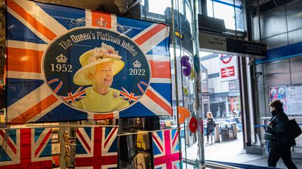 Un magasin de souvenirs arbore une affiche sur le jubilé de platine de la reine Elizabeth II à Londres, le 4 mai 2022. (AMER GHAZZAL / SHUTTERSTOCK / SIPA)