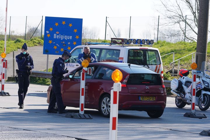 Un contrôle de police à la frontière franco-belge, le 26 mars 2020, près de Lille. (SYLVAIN LEFEVRE / HANS LUCAS / AFP)