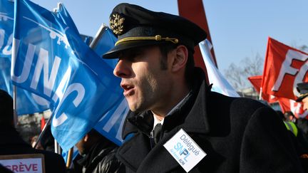 Des salariés d'Air France, en grève, le 22 février 2018. (JULIEN MATTIA / NURPHOTO / AFP)