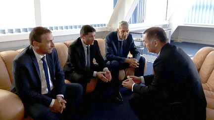 Paul-André Colombani, Jean-Félix Acquaviva et Michel Castellani échangent avec Gilles Simeoni, le président du Conseil exécutif de Corse, avant de partir pour l'Assemblée nationale.&nbsp; (FRANCEINFO / JEROME JADOT)