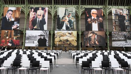 Sous la Nef du Grand Palais, d'immenses portraits de Karl Lagerfeld ont été installés pour cette hommage. (CHRISTOPHE ARCHAMBAULT / AFP)