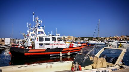 Un bateau des garde-côtes italiens stationné à Lampedusa (Italie), le 7 juin 2023. (VINCENZO PINTO / AFP)